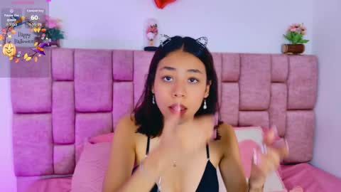 Snapshot of camiluxe chatting on 10-17-25, 12:19 camiluxe online show from 10-17-25, 12:19