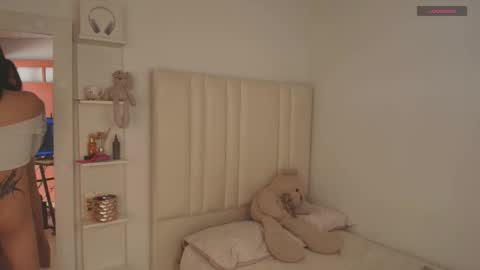 Snapshot of cammile_cole chatting on 02-26-26, 07:35 Laura Camila online show from 02-26-26, 07:35