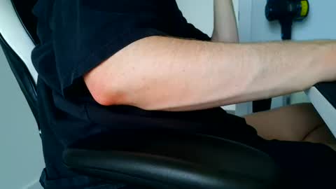 Snapshot of canadianstud18 chatting on 06-12-26, 01:37 Devon online show from 06-12-26, 01:37