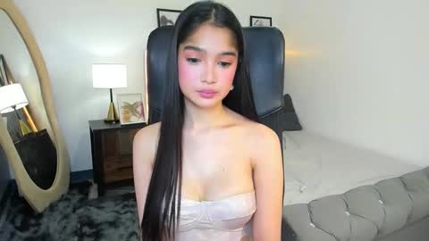 Snapshot of candiceferragamo chatting on 10-18-25, 05:14 candiceferragamo online show from 10-18-25, 05:14