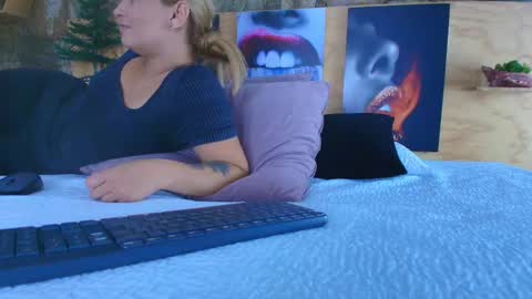 Jolie online show from 11-21-25, 08:07