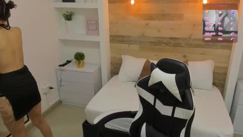 Snapshot of candy_summer28_ chatting on 12-17-25, 07:09 CANDY online show from 12-17-25, 07:09