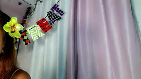 Snapshot of candylovergirl chatting on 10-28-25, 08:51 leahlex 3 online show from 10-28-25, 08:51