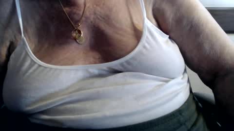 Snapshot of capitanfuturo44 chatting on 06-20-26, 09:45 Cinzia ex regina online show from 06-20-26, 09:45