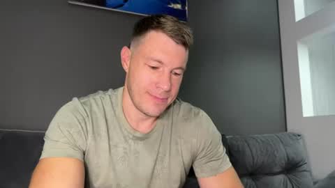 Snapshot of capt_oliver chatting on 06-15-26, 10:06 follow my twitter online show from 06-15-26, 10:06