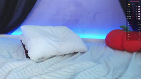 Snapshot of caramelangels chatting on 10-16-25, 12:17 Viola Marika and Visma online show from 10-16-25, 12:17