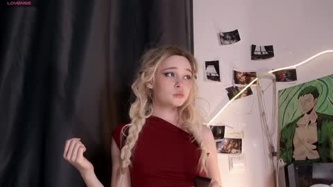 Snapshot of caramelangels chatting on 02-19-26, 04:19 Viola Marika and Visma online show from 02-19-26, 04:19