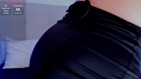 Snapshot of carlaguzman_ chatting on 10-06-25, 02:14 Carla online show from 10-06-25, 02:14
