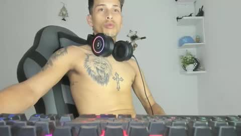 Snapshot of carlossmi01 chatting on 01-08-26, 04:15 carlossmi01 online show from 01-08-26, 04:15