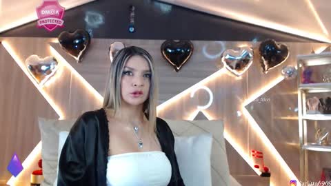 Snapshot of carlotta_ricci chatting on 09-30-25, 10:15 Carla Carla I am sensual goddes and i was born for loveworshipping and enjoyment. online show from 09-30-25, 10:15