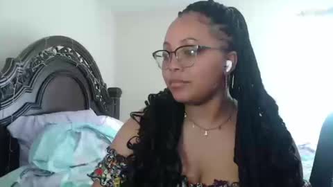 Snapshot of carmellovekisses chatting on 10-16-25, 08:43 CARAMEL xoxo online show from 10-16-25, 08:43