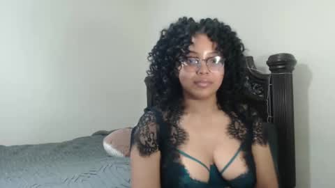 Snapshot of carmellovekisses chatting on 11-24-25, 12:16 CARAMEL xoxo online show from 11-24-25, 12:16