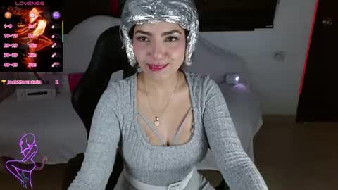 Snapshot of carolaine69_ chatting on 06-06-26, 02:11 Caroline online show from 06-06-26, 02:11