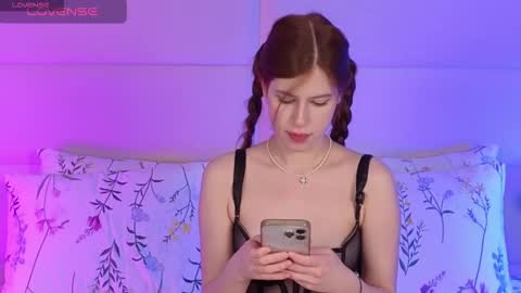 Snapshot of carolainemyers chatting on 11-28-25, 08:00 carolainemyers online show from 11-28-25, 08:00