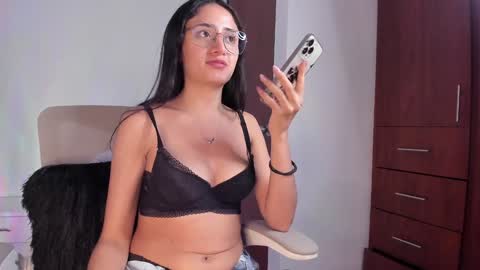 Snapshot of caroliine__ chatting on 12-30-24, 05:23 Caroline online show from 12-30-24, 05:23