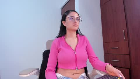 Snapshot of caroliine__ chatting on 01-17-25, 10:23 Caroline online show from 01-17-25, 10:23