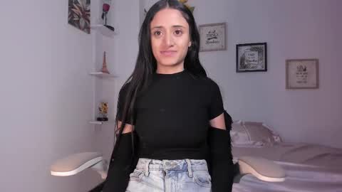 Snapshot of caroliine__ chatting on 02-10-25, 12:30 Caroline online show from 02-10-25, 12:30