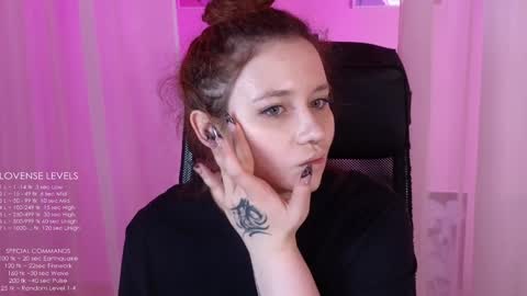 Snapshot of carolina_winter chatting on 12-18-24, 05:59 Mira online show from 12-18-24, 05:59