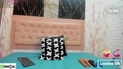 Snapshot of caroline_daring chatting on 12-19-25, 04:25 caroline daring online show from 12-19-25, 04:25