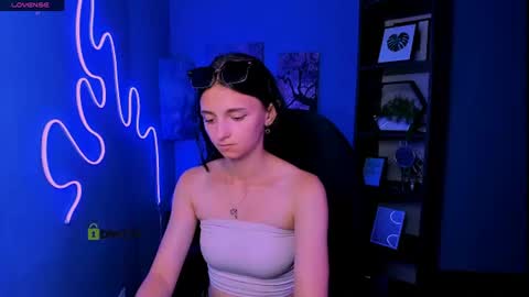 Snapshot of caroline_honeyy chatting on 06-23-26, 08:18 Caroline online show from 06-23-26, 08:18