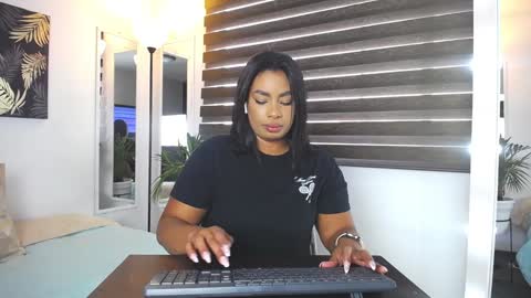 Snapshot of caroline_jackson_ chatting on 01-14-25, 02:22 C A R O L I N E online show from 01-14-25, 02:22