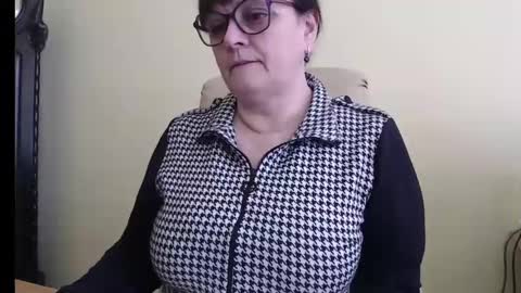 Snapshot of carolinedream_ chatting on 02-21-25, 06:29 CarolineDream online show from 02-21-25, 06:29