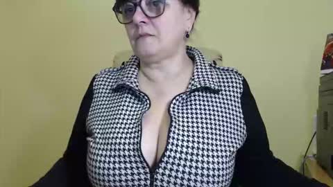 Snapshot of carolinedream_ chatting on 10-16-25, 05:41 CarolineDream online show from 10-16-25, 05:41