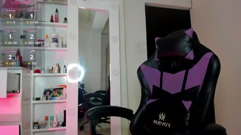 Snapshot of carolineegarcia chatting on 11-27-25, 01:02 CarolineeGarcia online show from 11-27-25, 01:02