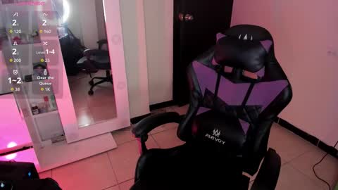 Snapshot of carolineegarcia chatting on 11-28-25, 07:55 CarolineeGarcia online show from 11-28-25, 07:55