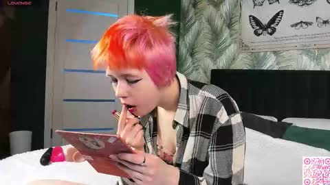 Snapshot of carolinerichter chatting on 11-23-25, 02:44 CarolineRichter online show from 11-23-25, 02:44