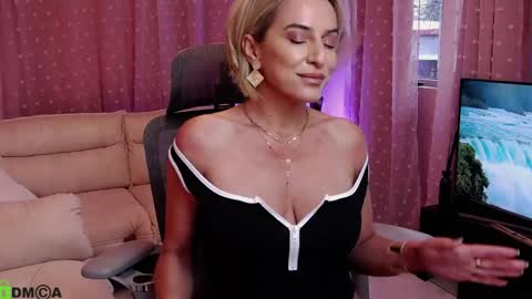Snapshot of carrielovex chatting on 05-21-26, 04:19 Carrie online show from 05-21-26, 04:19
