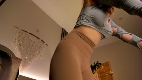 Snapshot of cassiecool chatting on 02-05-25, 12:20 assie online show from 02-05-25, 12:20