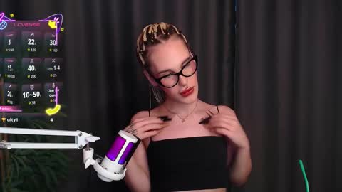 Snapshot of cassiemich chatting on 12-17-25, 11:27 Cassie online show from 12-17-25, 11:27