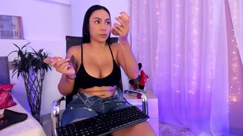 Snapshot of catalinamuss_ chatting on 01-17-25, 01:35 Catalina online show from 01-17-25, 01:35