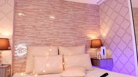 CatalinnaThompson online show from 12-22-24, 04:06