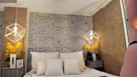 CatalinnaThompson online show from 10-29-25, 12:07