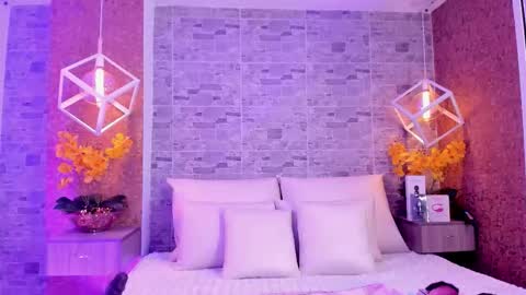 CatalinnaThompson online show from 11-12-25, 12:05