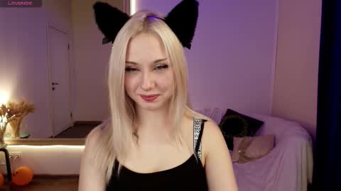 Snapshot of cateyepro chatting on 11-28-25, 02:14 Anna online show from 11-28-25, 02:14