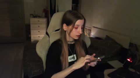 Snapshot of cath_dysphoria_ chatting on 11-18-25, 08:13 CATH online show from 11-18-25, 08:13