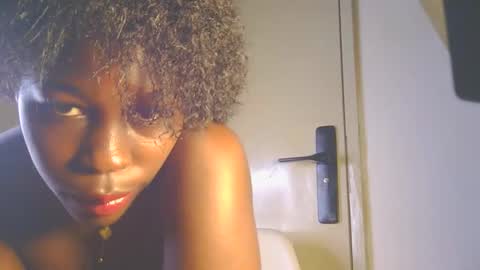 Snapshot of cathynoir chatting on 10-11-25, 01:27 catrine online show from 10-11-25, 01:27