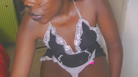 Snapshot of cathynoir chatting on 10-18-25, 08:37 catrine online show from 10-18-25, 08:37