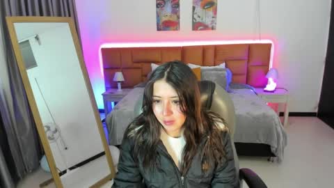 catti_brie_ online show from 04-17-26, 11:24