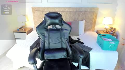 Snapshot of celeste_collinss_ chatting on 12-01-25, 01:54 celeste online show from 12-01-25, 01:54