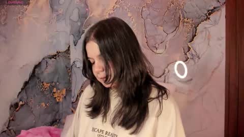 Hello guys my name is Sofi and Lizzie and  Vanessa online show from 03-01-26, 08:49