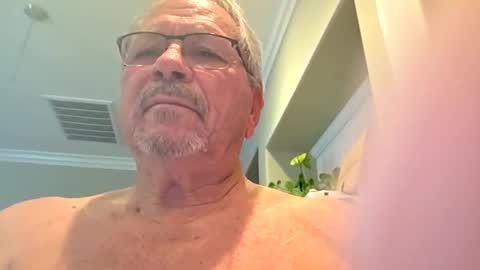 Snapshot of centerfielder chatting on 04-20-26, 07:37 centerfielder online show from 04-20-26, 07:37