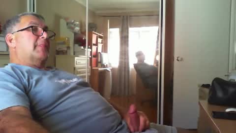 Snapshot of chalkstall chatting on 10-17-25, 05:43 Chalky online show from 10-17-25, 05:43