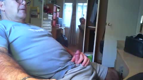 Snapshot of chalkstall chatting on 10-22-25, 09:31 Chalky online show from 10-22-25, 09:31