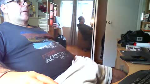 Snapshot of chalkstall chatting on 10-28-25, 11:07 Chalky online show from 10-28-25, 11:07