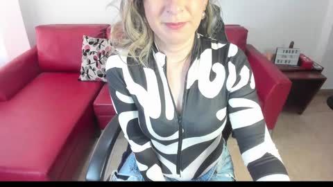 Snapshot of chanel_gold chatting on 01-18-25, 05:37 online show from 01-18-25, 05:37