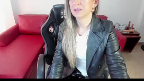 Snapshot of chanel_gold chatting on 01-28-25, 03:46 online show from 01-28-25, 03:46